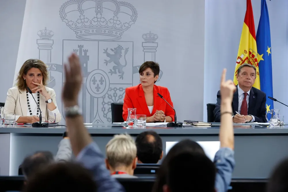 La ministra de Política Territorial y portavoz del Gobierno, Isabel Rodríguez (c); la vicepresidenta tercera y ministra para la Transición Ecológica, Teresa Ribera (i) y el ministro de Agricultura, Luis Planas durante la rueda de prensa ofrecida este martes.
