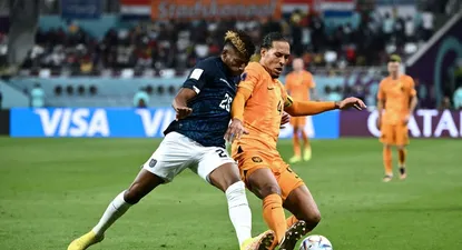 El delantero de Ecuador, Kevin Rodriguez, y el defensa de Holanda, Virgil van Dijk, se disputan el balón