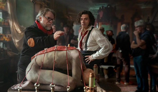 Guillermo del Toro, durante la filmación de una de las escenas de `Frankenstein.´