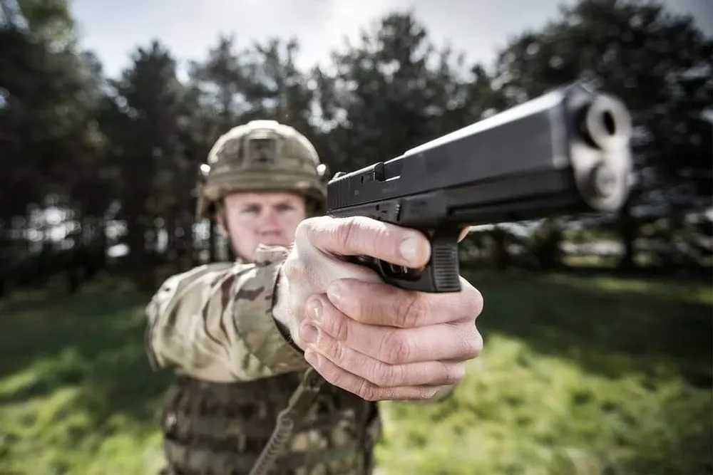 La facilidad de uso, la seguridad y la fiabilidad de la Glock la han hecho la preferida no sólo por militares y policías sino por civiles como arma deportiva y de defensa.