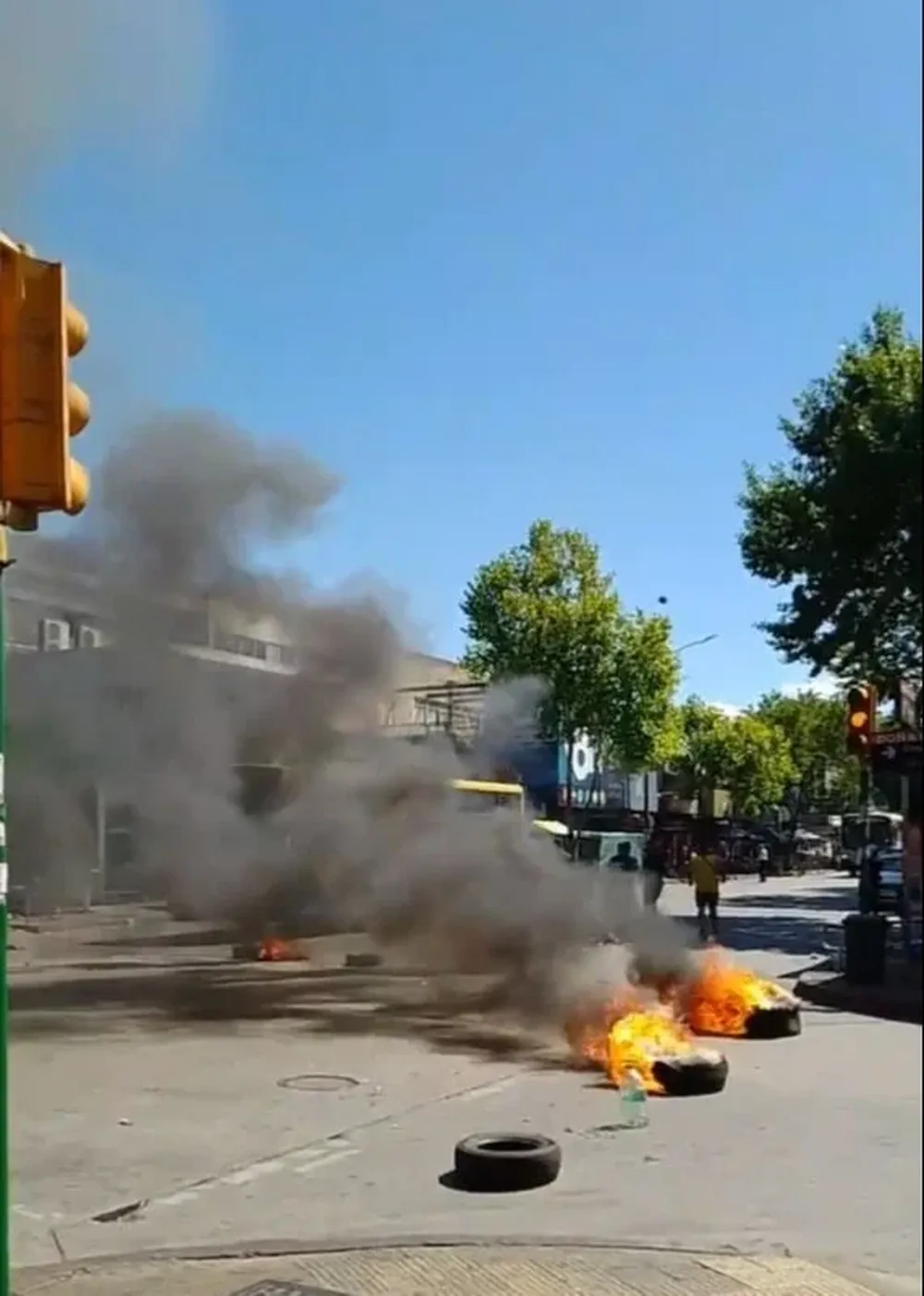 Quema de cubiertas en 8 de octubre por los vendedores ambulantes