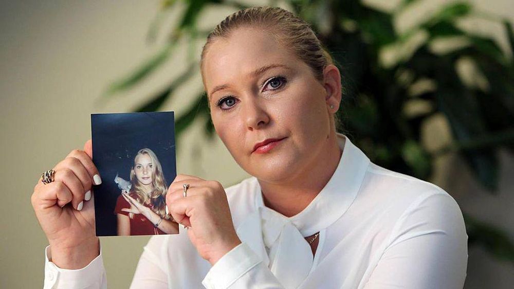 Virginia Giuffre, que se suicidó a principios de este año, sostiene una foto de ella cuando era adolescente.