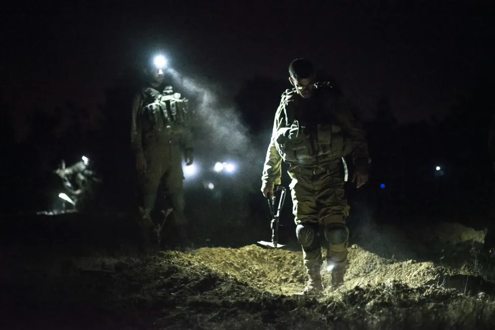 Las tropas israelíes efectúan redadas en Gaza recopilando información en busca de los rehenes y despejando la zona.