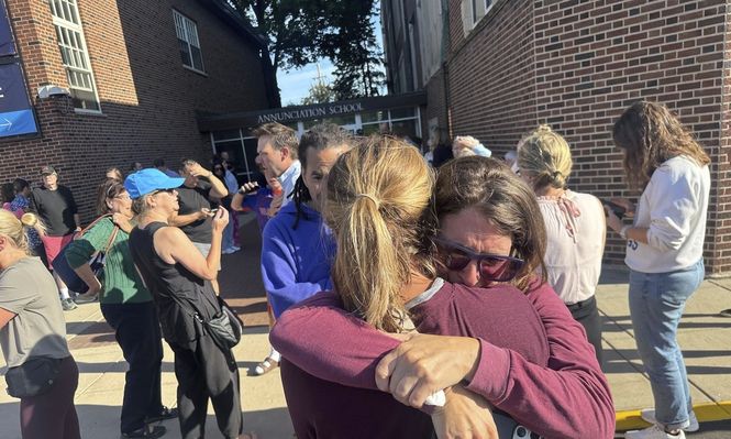 Pánico en una escuela de Mineápolis: dos niños muertos y 17 heridos en un tiroteo mientras asistían a misa