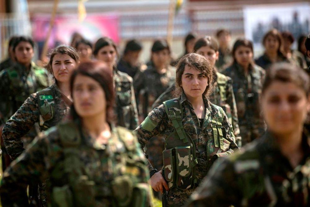 En el YPG, que forma el grueso de las Fuerzas Democráticas Sirias, también combaten muchas mujeres.