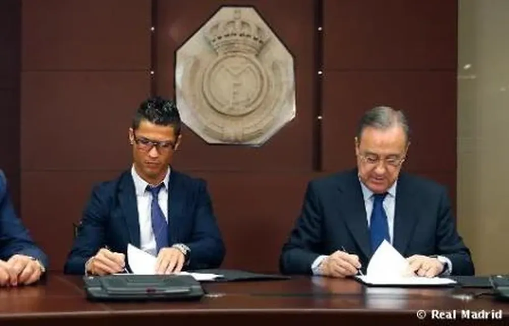 Cristiano Ronaldo y Florentino Pérez en la firma del nuevo contrato