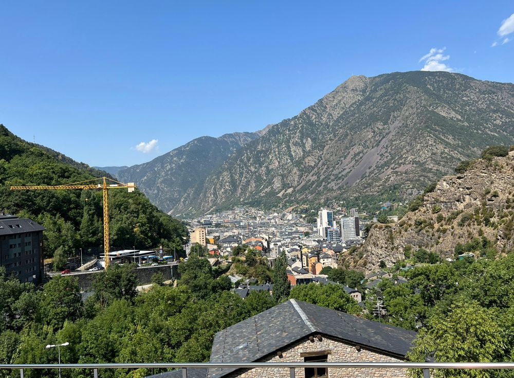 Esta oferta laboral se presenta como una excelente oportunidad para quienes desean emigrar por Europa y conocer Andorra esta temporada de invierno.  
