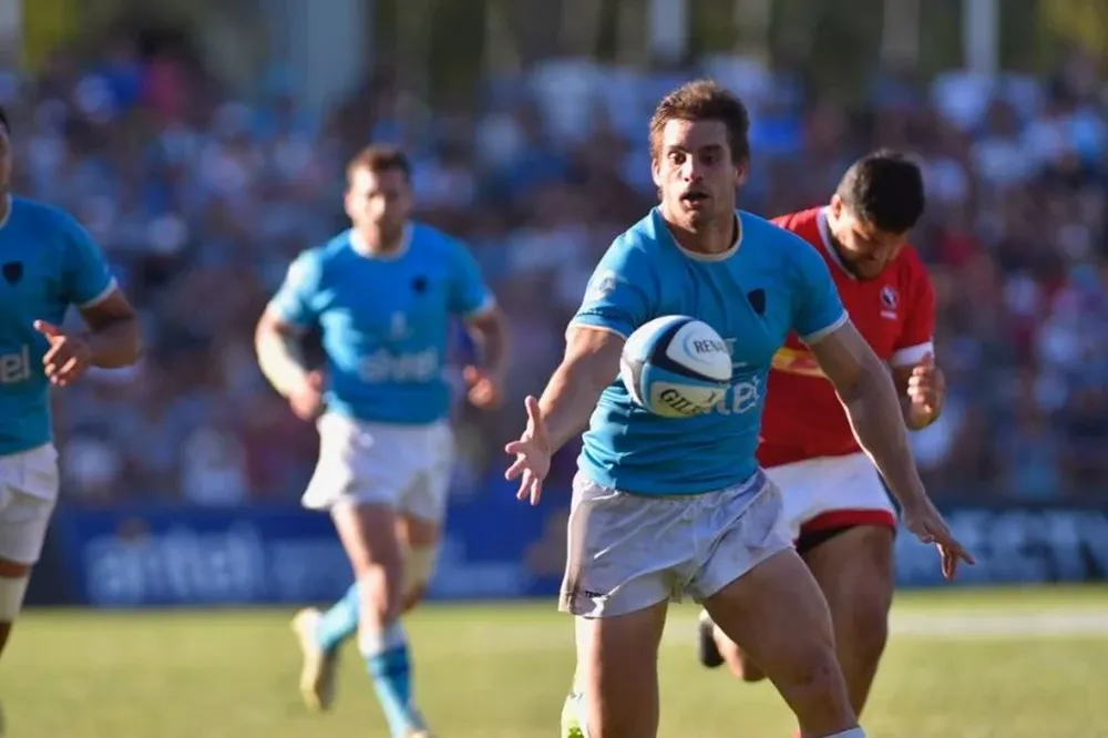 Andrés Vilaseca hace malabarismos para llevarse la pelota al ingoal y apoyar un try clave
