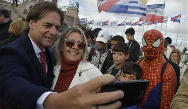 Spiderman aprovechó para sacarse una selfie con el presidente Luis Lacalle Pou