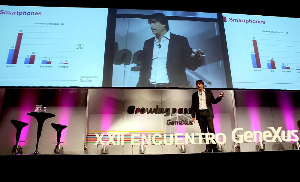 El cofundador de la empresa Genexus, Nicolás Jodal, habla durante su presentación en el encuentro tecnológico mundial en torno al software Growing Pass, que tuvo lugar en Montevideo entre el 1 y el 3 de octubre