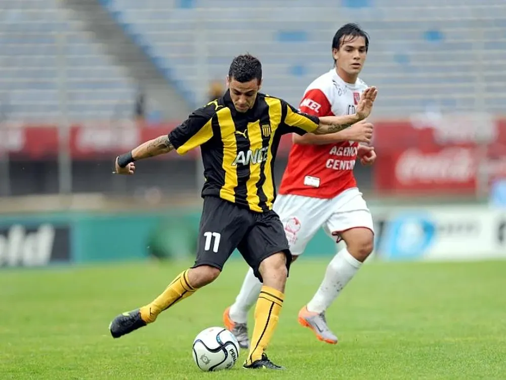 Fabián Estoyanoff anotó el segundo de Peñarol y el gol 500 del Uruguayo 2010/2011