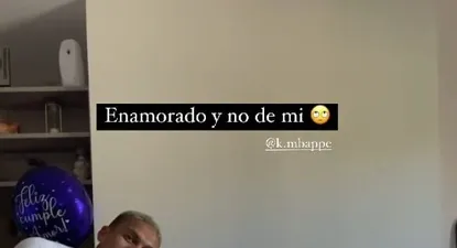 Brian Ocampo mirando a Mbappé por TV
