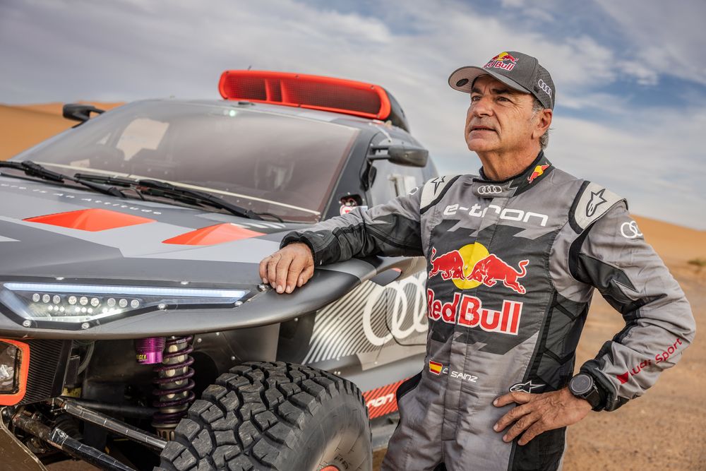 Carlos Sainz se prepara para el Dakar.