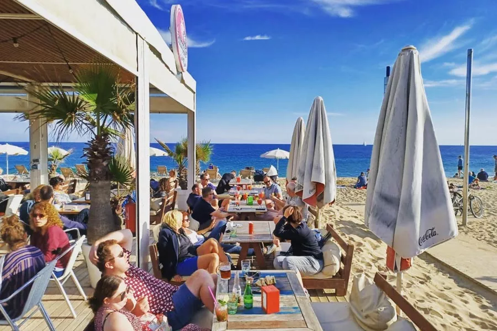 Llega el verano a España y las playas se llenan de turistas.