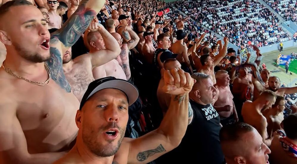 Lukas Podolski pasó de ser campeón del mundo con Alemania, a barra brava de su club