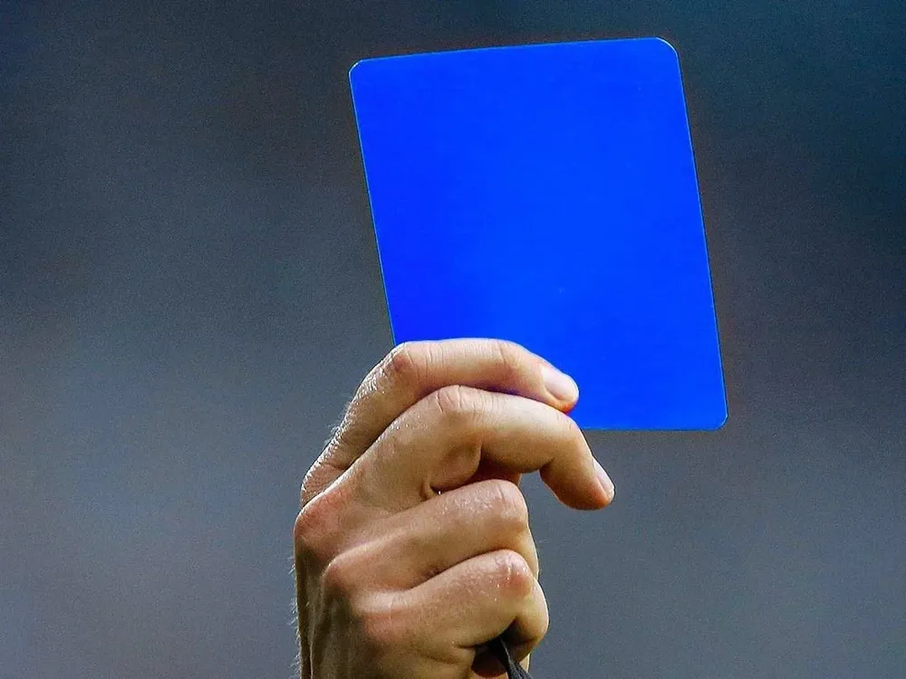 Llega la tarjeta azul.