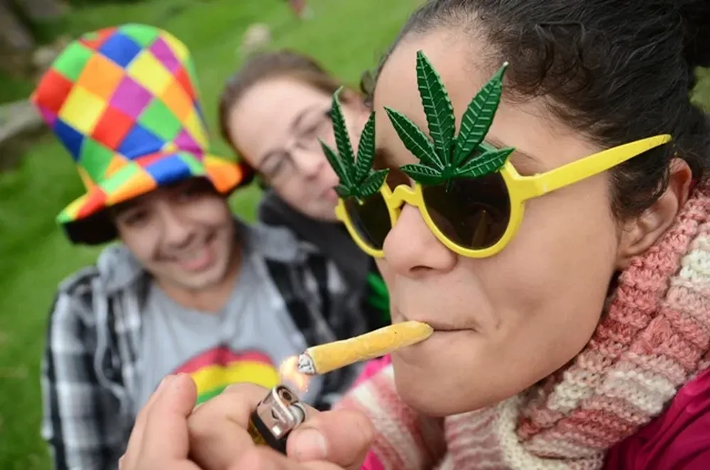 Sábado 2. Joven fuma marihuana durante la fiesta en el molino de Pérez