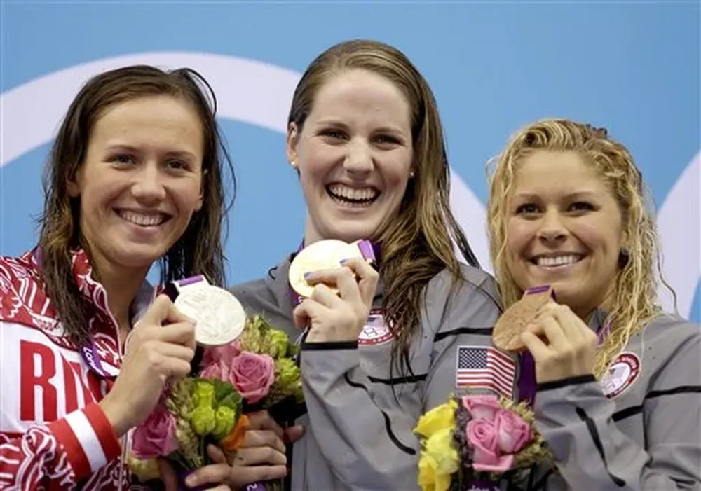 Missy Franklin, oro en 200 espalda, junto a su compatriota Elizabeth Beisel (bronce) y la rusa Anastasia Zueva (plata)
