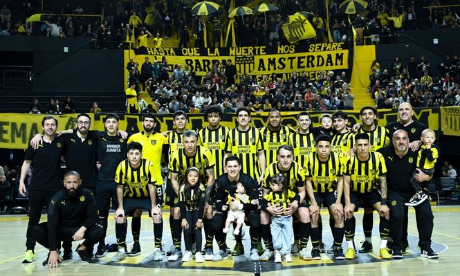 Peñarol jugó por primera vez al fútbol sala en el Palacio Cr. Gastón Guelfi