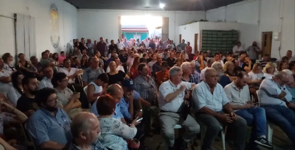 A sala llena, así se realizó la asamblea.