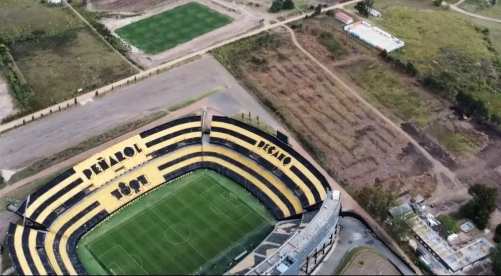 Una de las canchas de la Ciudad Deportiva de Peñarol, lindera con el Estadio Campeón del Siglo, ya está terminada