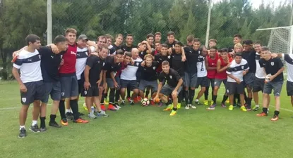 Los sub 17 posaron junto a Diego Forlán en el Complejo