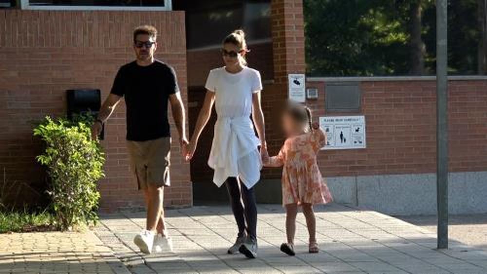 El Cholo Simeone junto a Carla Pereyra en la puerta del Colegio Americano.