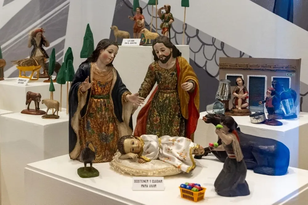 La combinación de figuras de diferentes épocas resalta las diversas técnicas, como el encarnado brillante, que se lograba al frotar la vejiga de oveja contra la escultura.