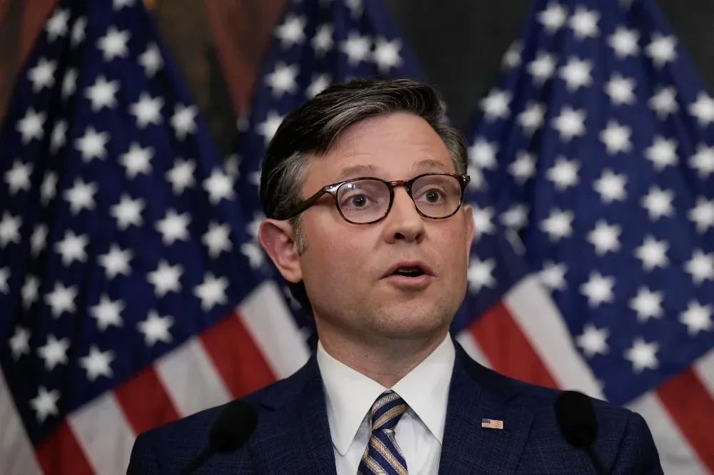 El presidente de la Cámara de Representantes, Mike Johnson encabeza las negociaciones parar elaborar una propuesta que evite el cierre del gobierno