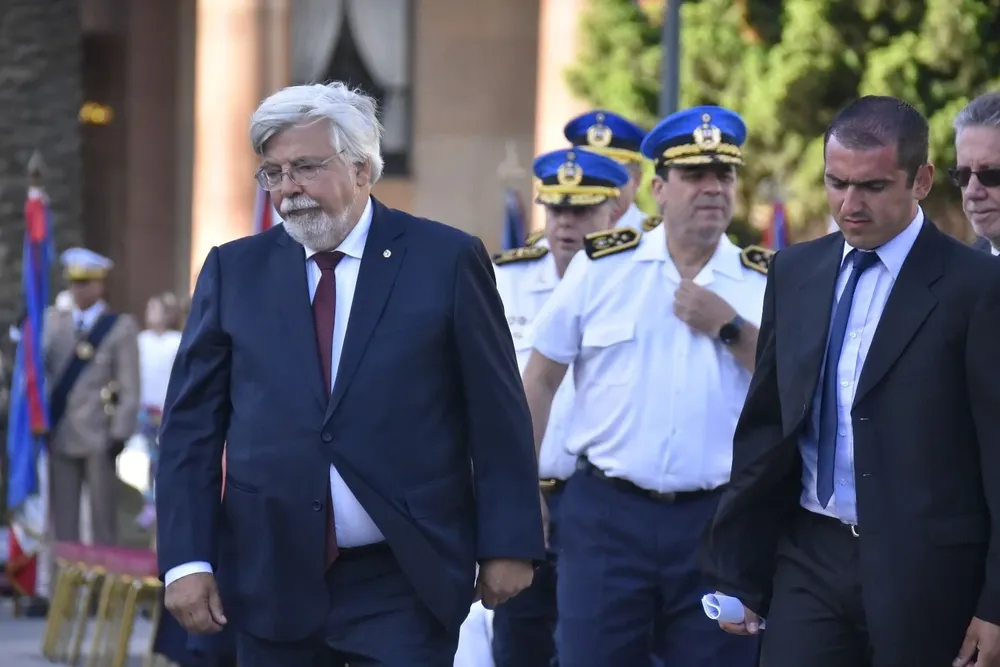 Bonomi durante un acto y festejos por el Día de la Policía