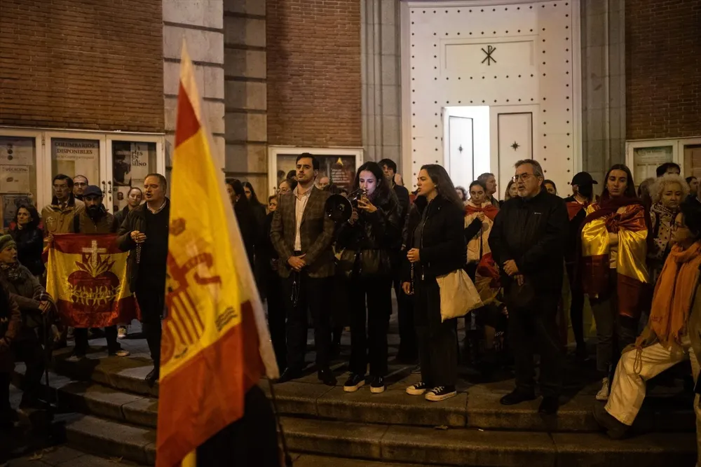 Unas mil personas se han vuelto a concentrar este lunes en la calle Ferraz por decimoctava noche