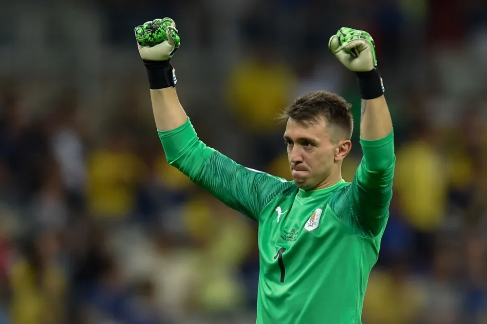 Archivo: Fernando Muslera jugando en la selección uruguaya