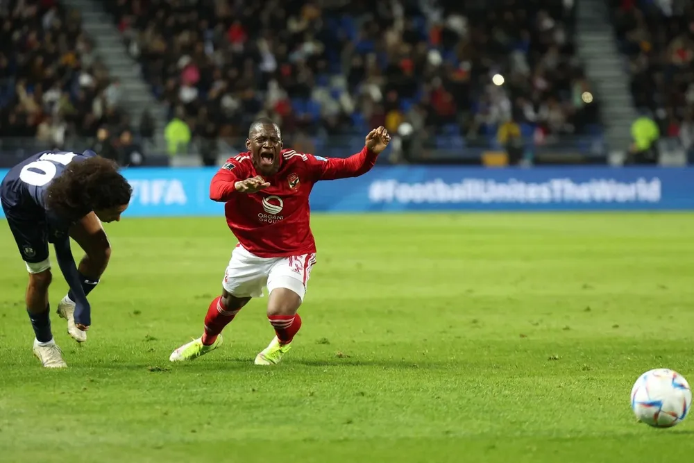 Aliou Dieng cae ante la marca de Dylan Manickum del Auckland City