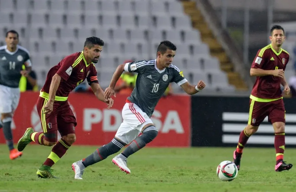 Jeffren Suárez persigue a Derlis González, el autor del gol