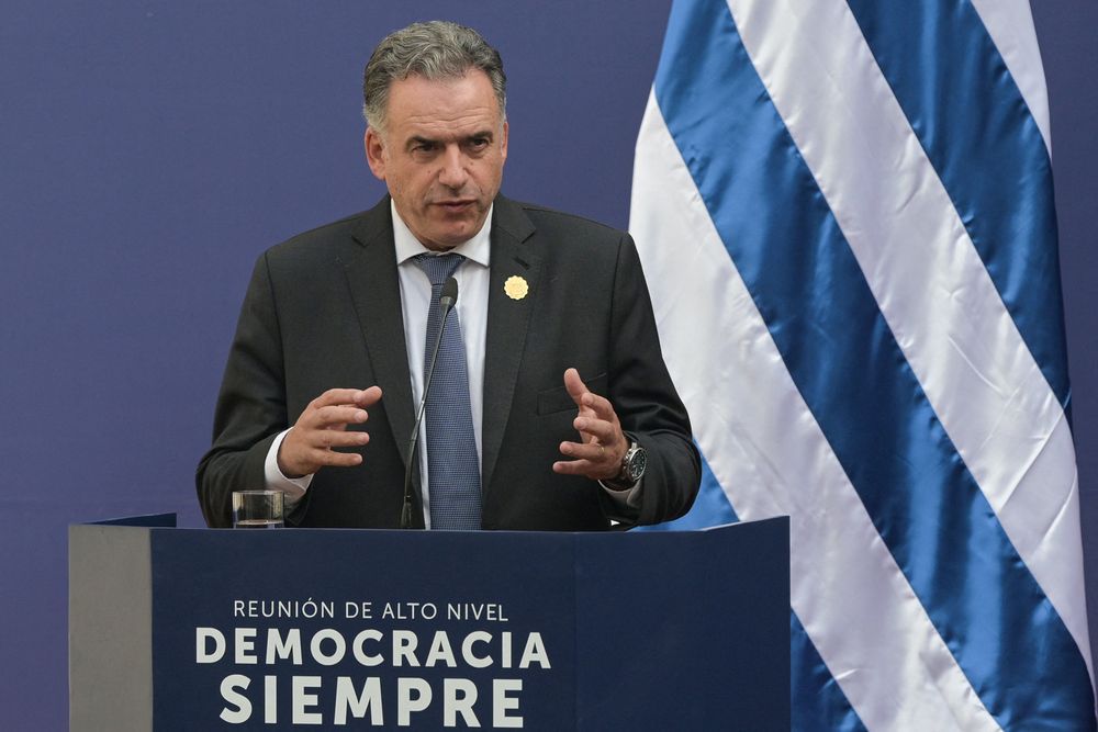 Yamandú Orsi en el evento de Santiago de Chile