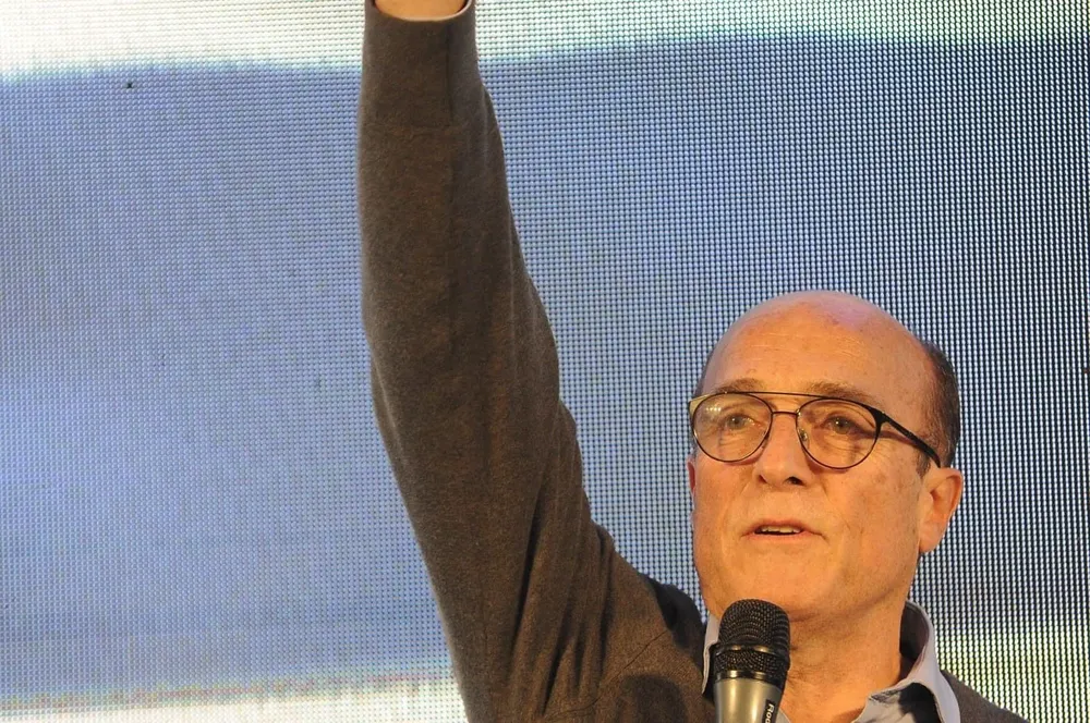 Daniel Martínez en el estrado montado en La Huella de Seregni, celebrando su victoria