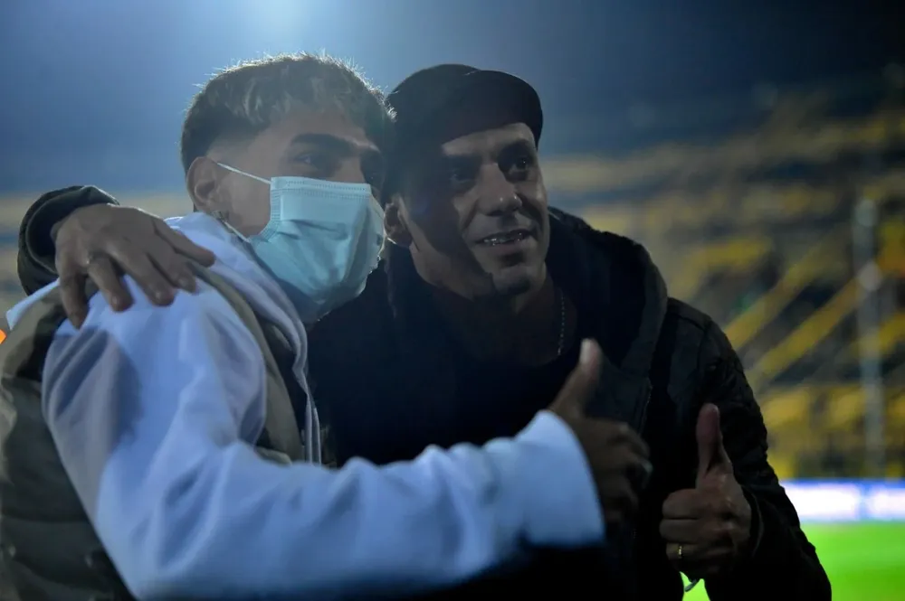 Hasta Fabián Estoyanoff, invitado al partido, le pidió una selfie a Facundo Torres