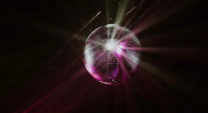 lo condenaron por hacer una fiesta y trasladarla cuando la policia lo intimo a terminarla