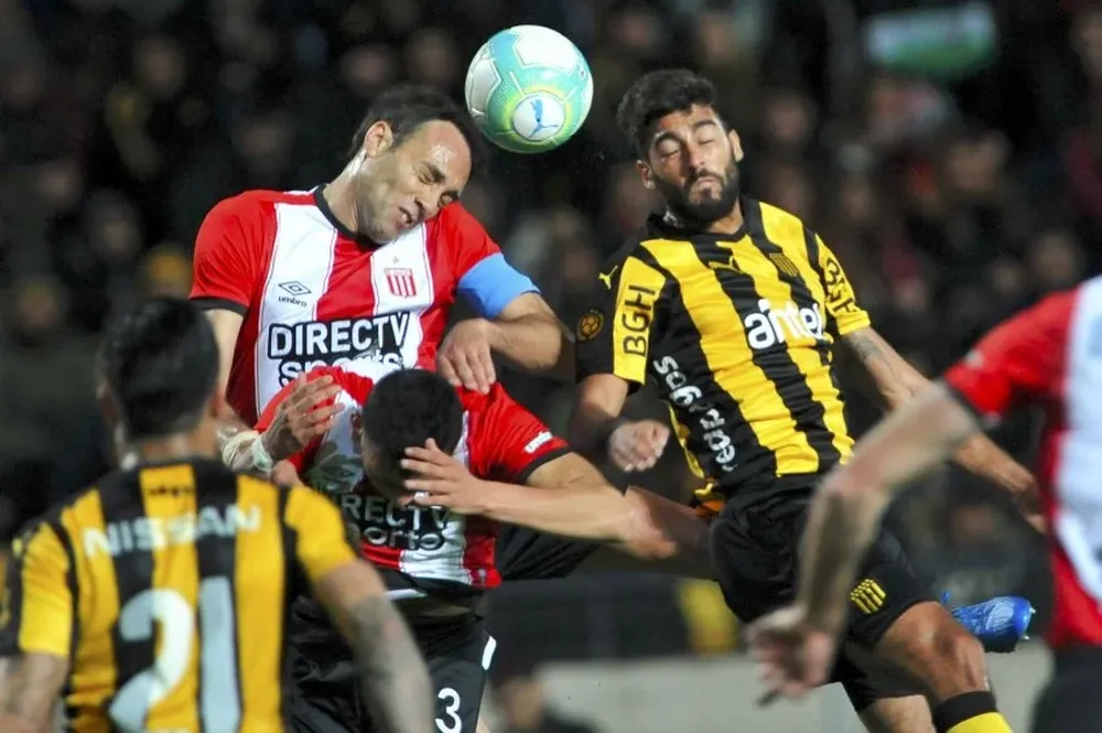 Desábato y Petryk van con todo por la pelota