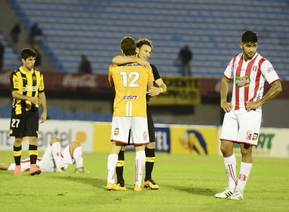 Diego Forlán y el saludo con Agustín Cousilla, golero de Villa Teresa, que descendió a la Segunda División