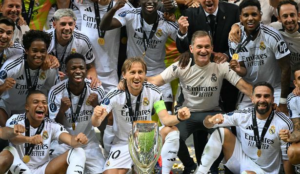 Federico Valverde junto a Kylian Mbappé, Luka Modric y Vinícius Jr., entre otros, celebra el título de la Supercopa Europea que Real Madrid le ganó a Atalanta