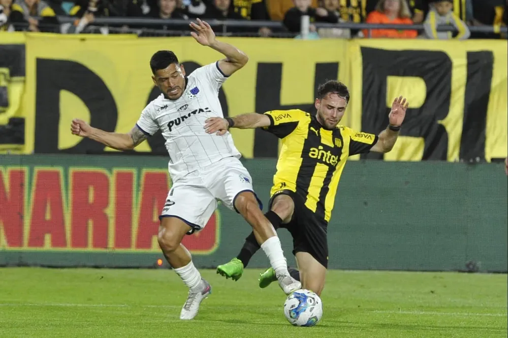 Samudio y Milans en el último Peñarol-Liverpool en el Campeón del Siglo