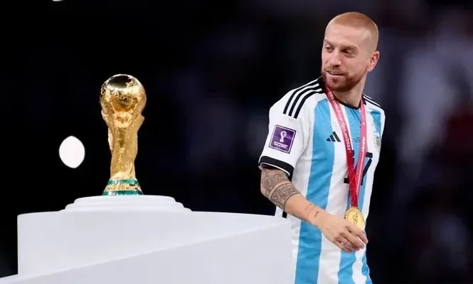 Papu Gómez en el momento de la coronación en Qatar