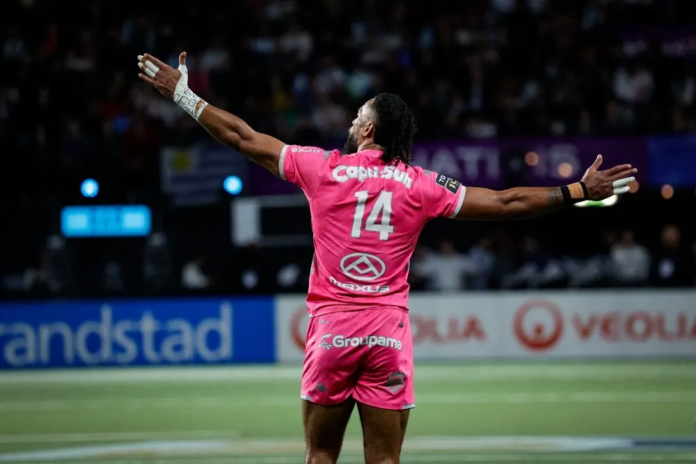 Peniasi Dakuwaqa al culminar su obra de arte