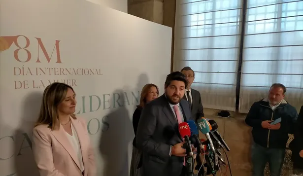 El presidente del Gobierno murciano, Fernando López Miras, en el contacto con los medios de comunicación