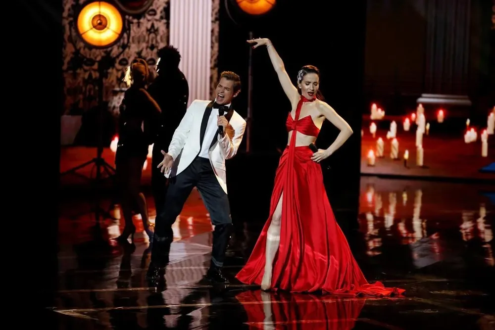 Carlos Baute y Natalia Oreiro en el escenario de los premios Platino