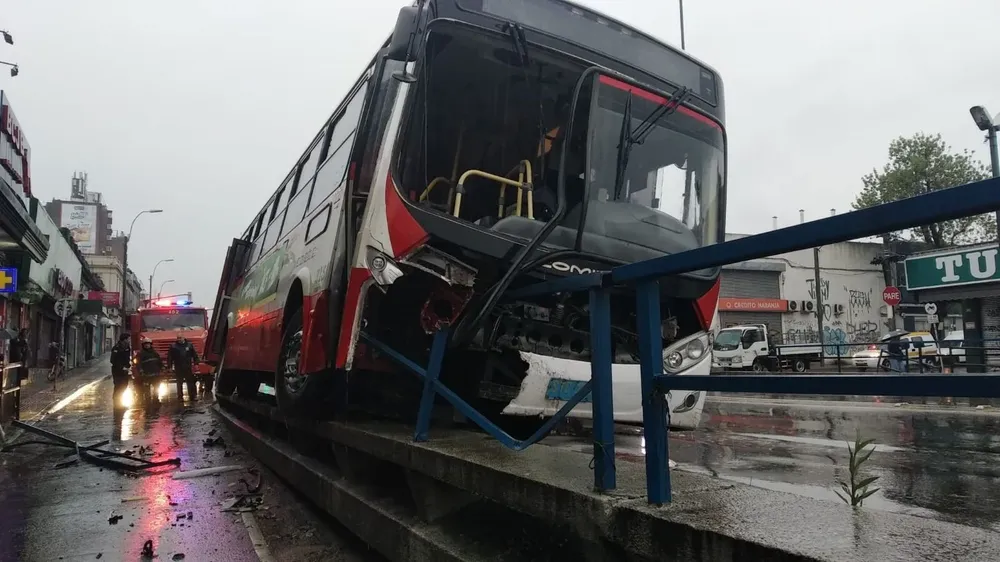 En agosto un ómnibus despistó y chocó contra la baranda del viaducto de Paso Molino.