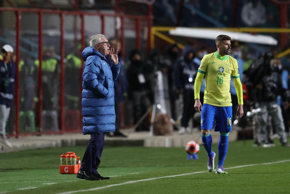 El entrenador de Brasil Carlo Ancelotti (i) reacciona en un partido por las eliminatorias a la Copa Mundial 2026 entre Bolivia y Brasil en el Estadio Municipal de El Alto (Bolivia). El entrenador de Brasil Carlo Ancelotti (i) reacciona en un partido por las eliminatorias a la Copa Mundial 2026 entre Bolivia y Brasil en el Estadio Municipal de El Alto (Bolivia).