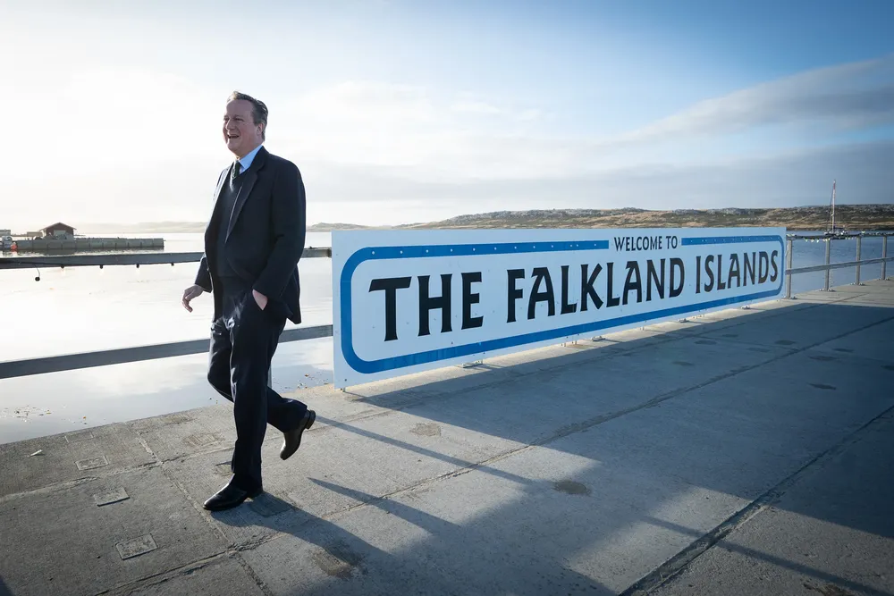 El canciller David Cameron en su reciente visita a las Malvinas, en febrero pasado