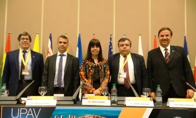 Mario Stefanoli (izquierda) durante la apertura del encuentro internacional en Punta del Este